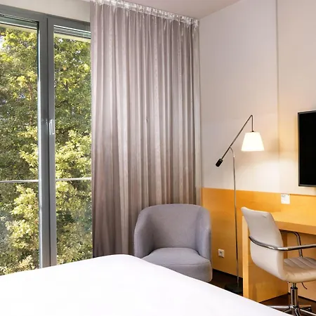 フォー ポインツ バイ シェラトン モンス 4*