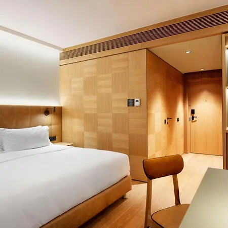 フォー ポインツ バイ シェラトン モンス ホテル 4*