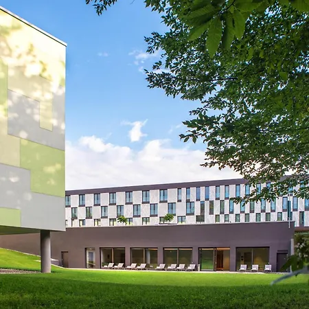 ホテル フォー ポインツ バイ シェラトン モンス 4*