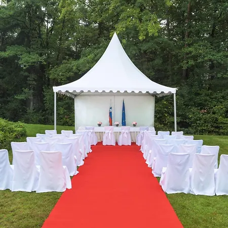 フォー ポインツ バイ シェラトン モンス ホテル 4*