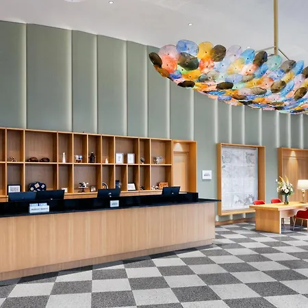 ホテル フォー ポインツ バイ シェラトン モンス 4*