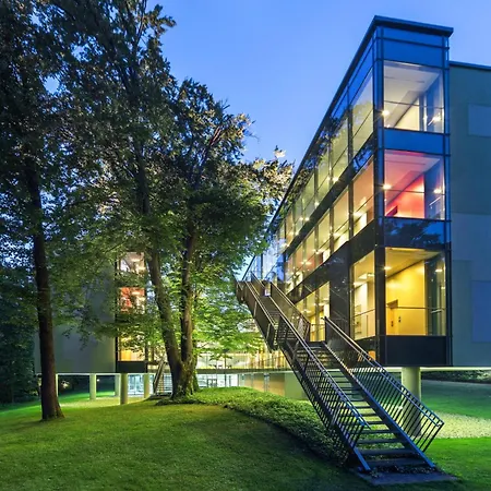 フォー ポインツ バイ シェラトン モンス ホテル 4*