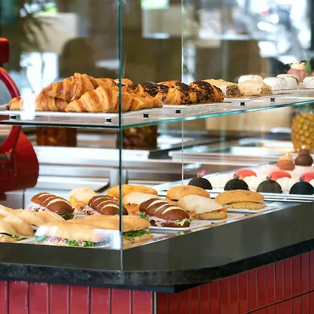 フォー ポインツ バイ シェラトン モンス ホテル